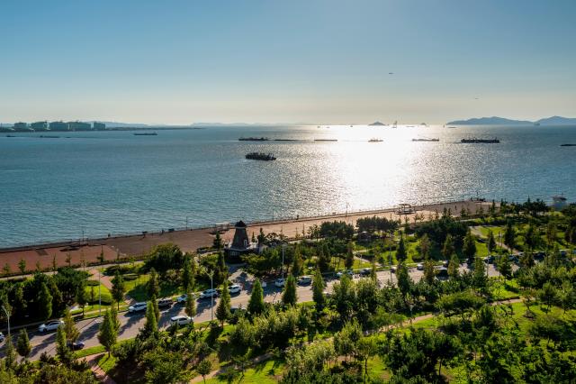 2003년 12월부터 2006년 1월까지 사업 시행한 솔찬공원은 송도 남측 해안을 따라 조성된 20만㎡ 규모 근린공원으로 인천대교 건설 당시 케이슨 제작장이었던 장소를 재탄생시켰다 사진인천경제청