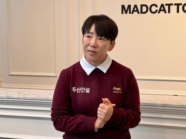 신지애가 지난해 12월 서울 압구정 매드캐토스 본점에서 취재진과 인터뷰를 진행하고 있다 사진강상헌 기자