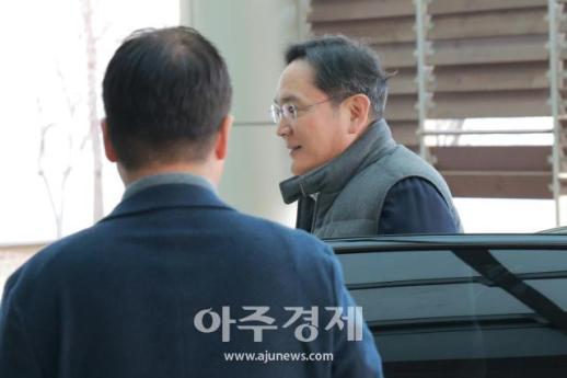 [포토] ​​​​​​​이재용 삼성전자 회장, 방중사절단 위해 출국