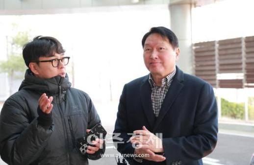 [포토] ​​​​​​​최태원 SK그룹 회장, 방중사절단 위해 출국