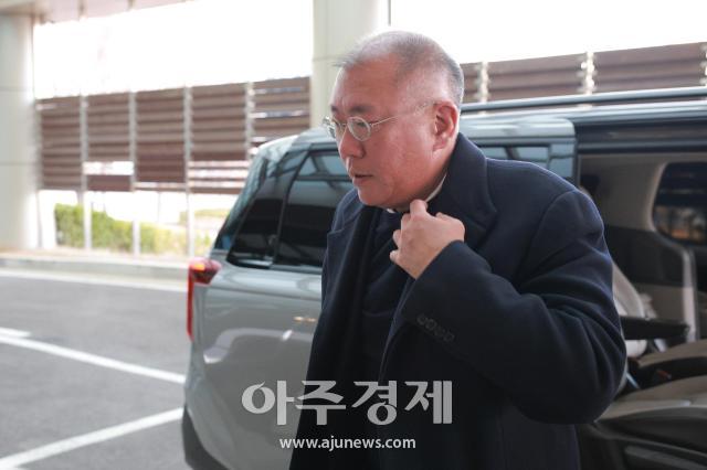 [포토] ​​​​​​​정의선 현대자동차그룹 회장, 방중사절단 위해 출국