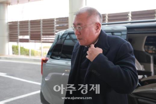 [포토] ​​​​​​​정의선 현대자동차그룹 회장, 방중사절단 위해 출국