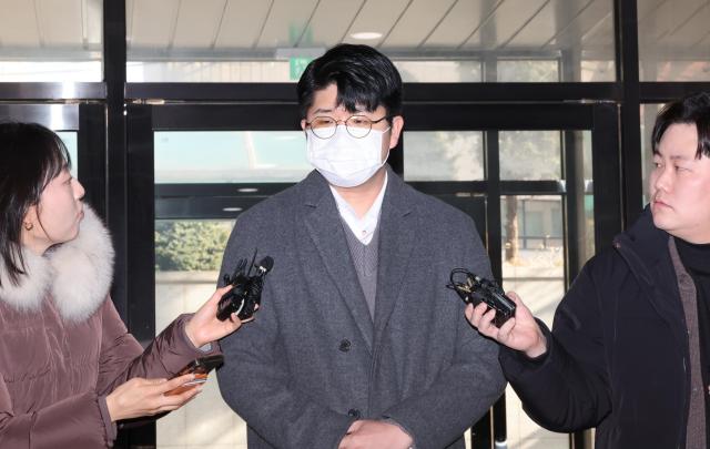 관봉권·쿠팡 관련 의혹을 수사하는 안권섭 상설특별검사팀이 소환한 쿠팡 블랙리스트 공익제보자 김준호 씨가 4일 참고인 신분으로 2차 조사를 받기 위해 서울 서초구 특검 사무실로 들어서면서 취재진 질문을 받고 있다 사진연합뉴스