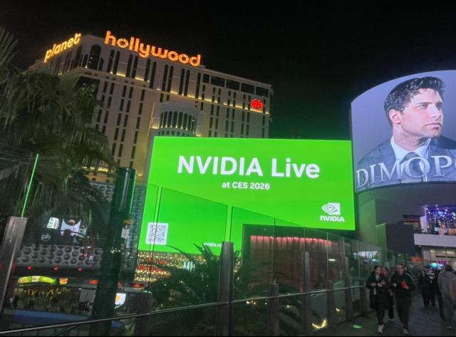 4일현지시각 미국 라스베이거스의 한 쇼핑몰 전광판에 엔비디아와 젠슨 황 최고경영자CEO의 옥외 광고가 나오고 있다 사진이효정 기자