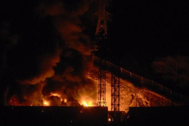 3일현지시각 베네수엘라 최대 군사 복합 단지인 푸에르테 티우나에서 화재가 발생한 모습이 정전된 상태에서 뚜렷이 보였다 로이터연합
