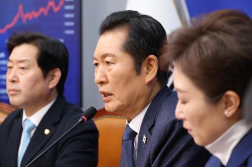 이재명이 한국 공산화 할 것... 여론조사 결과에 갑론을박