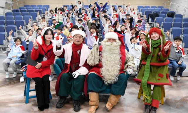 화천군, '산타클로스'와 '엘프' 산천어축제 초청