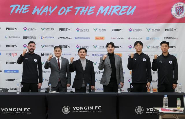 최윤겸 감독 이동국 테크니컬 디렉터 선수들과 기념사진 촬영을 하고 있다