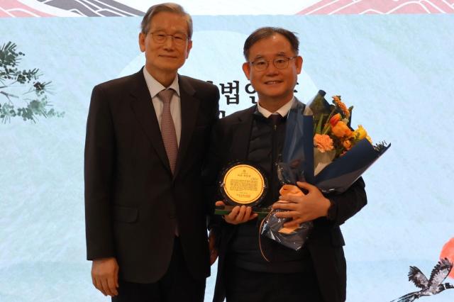 [로펌 라운지] 이종국 전 국립공주병원장, 제8회 '바른 의인상' 수상