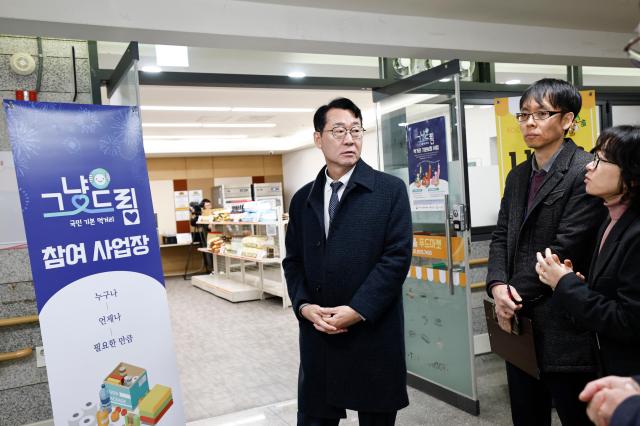 정명근 화성특례시장이 12월 그냥드림을 입구를 점검하고 있다 사진화성시