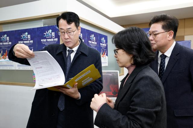 정명근 화성특례시장이 12월 그냥드림 방문자 서류를 점검하고 있다 사진화성시