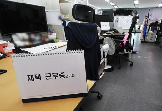 报告：职场妈妈工作家庭冲突加剧青少年沉迷社交媒体