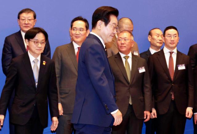 중국을 국빈방문 중인 이재명 대통령이 5일 베이징 조어대에서 열린 한·중 비즈니스 포럼에서 기념 촬영 후 자리로 향하고 있다사진연합뉴스