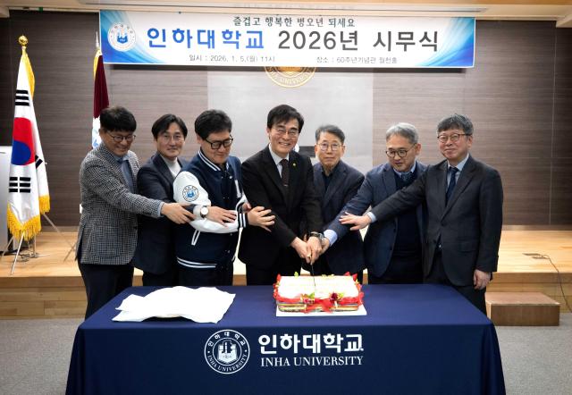 5일 인하대 60주년기념관 월천홀에서 열린 신년하례식에서 조명우 인하대 총장 등이 케이크 커팅식을 하고 있다 사진인하대
