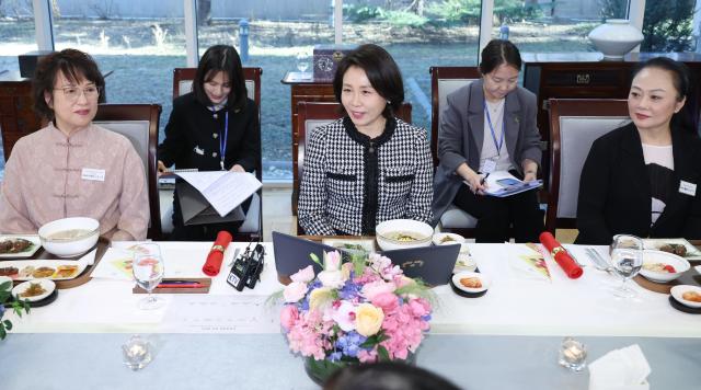 金惠景在北京邀请各界女性座谈