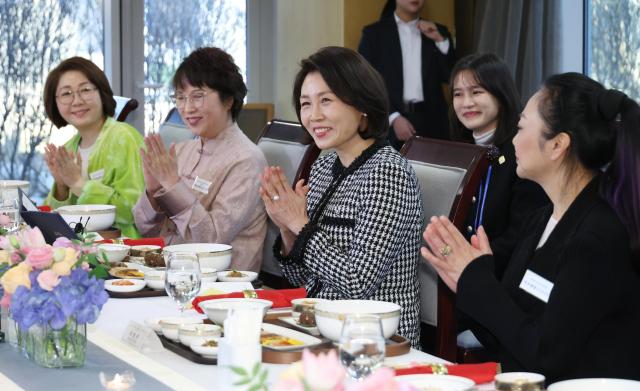 金惠景亲手制作年糕饺子汤款待中国女性代表