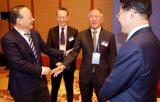 정의선 현대차그룹 회장이 5일 중국 베이징 조어대에서 열린 한·중 비즈니스포럼에서 쩡위췬 CATL회장과 대화하고 있다사진연합뉴스