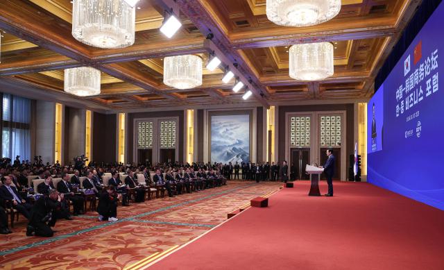 중국을 국빈방문 중인 이재명 대통령이 5일 베이징 조어대에서 열린 한·중 비즈니스 포럼에서 발언하고 있다사진연합뉴스