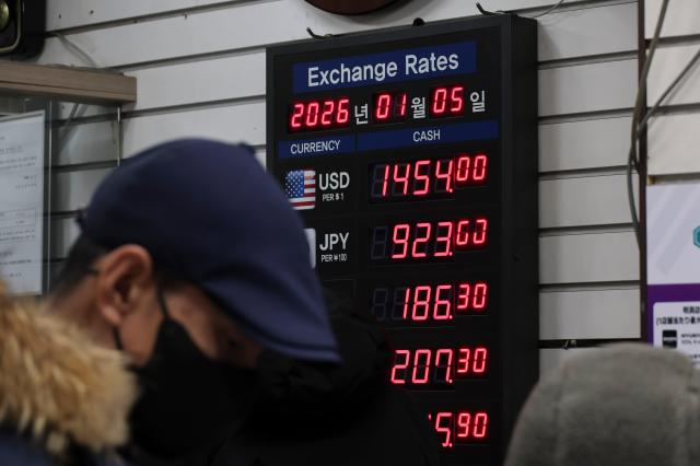 On Jan 5 foreign exchange rates are displayed at a currency exchange office in Seoul’s Myeong-dong AJP You Na-hyun
