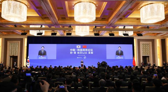 최태원 대한상공회의소 회장 겸 SK 회장이 5일 베이징 조어대에서 이재명 대통령이 참석한 가운데 열린 한·중 비즈니스 포럼에서 발언하고 있다 