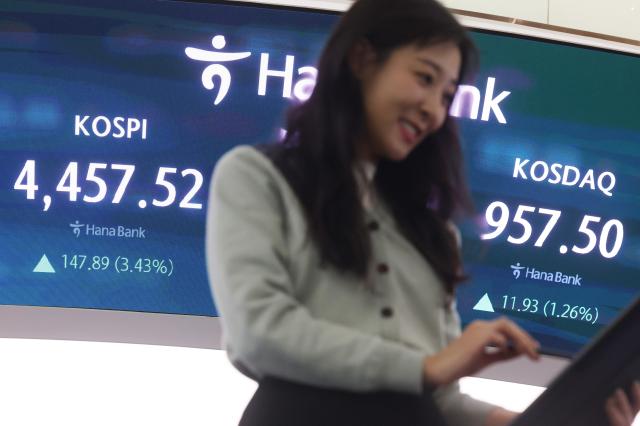 コスピ、史上最高値「4457」…サムスン電子・SKハイニックスなど半導体が牽引