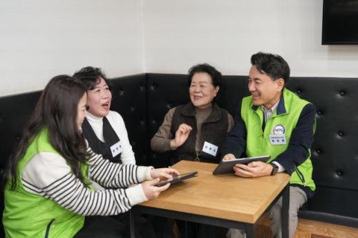 김진태 지사, 어르신 일터 현장 방문…기초연금 사각지대 직접 점검