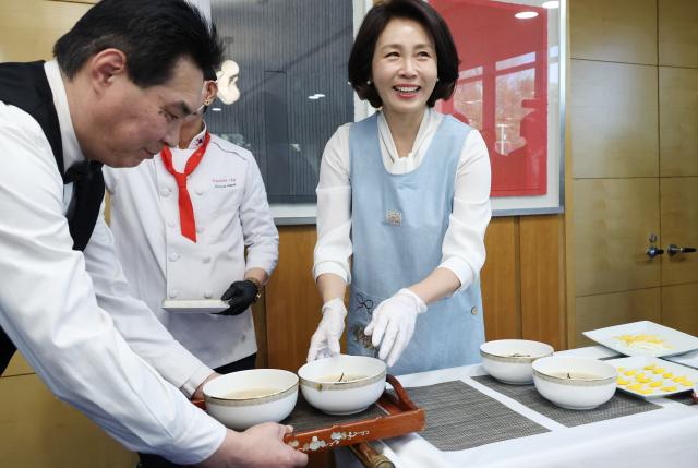 김혜경 여사, 한·중 교류 이바지 현지 여성들에게 떡만둣국 대접