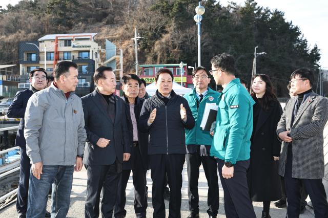 5일 박완수 경남도지사 등이 거제마산 국도5호선 대상지를 방문해 점검하고 있다사진경남도