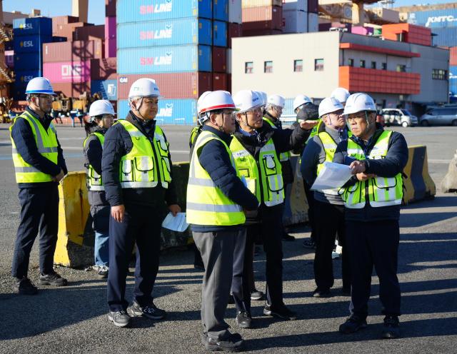 송상근 BPA 사장이 신항 2부두에서 현장의 안전관리현황을 보고받고 있다사진부산항만공사