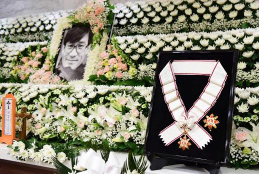 [포토] 안성기에 금관문화훈장 추서