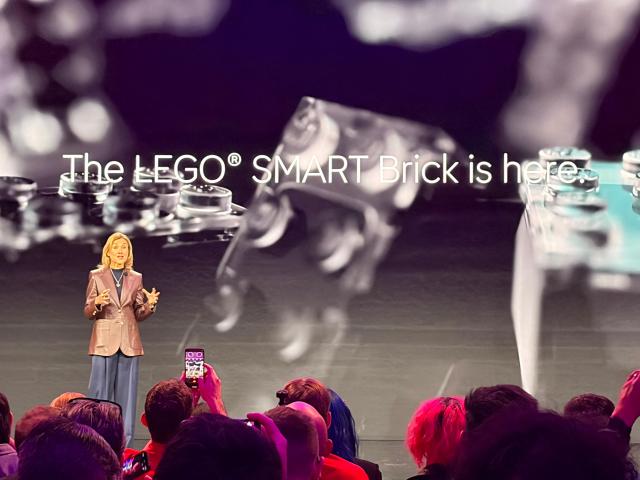 줄리아 골딘 레고그룹 최고제품마케팅책임자가  5일현지시간 세계 최대 기술박람회 CES 2026이 개막한 가운데 라스베이거스 만달레이 컨벤션홀에서 스마트 브릭Smart Brick에 대해 설명을 하고 있다 사진아주미디어그룹 CES 특별 취재단
