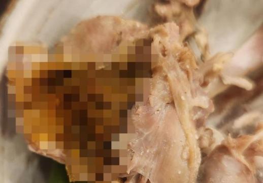 토할 뻔 VS 납품업체 책임…인천 송도서 닭똥 삼계탕 논란
