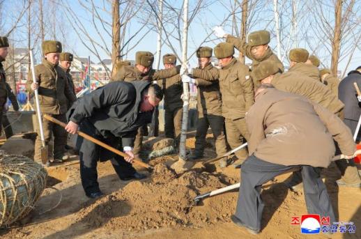 김정은, 러 파병 기념관서 기념식수…사상정신적 거점