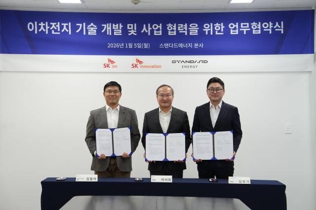 이석희 SK온 사장가운데 김필석 SK이노베이션 환경과학기술원장왼쪽과 김부기 스탠다드에너지 대표가 5일 대전 대덕구 스탠다드에너지 본사에서 ‘이차전지 기술 개발 및 사업 협력을 위한 업무협약식’ 체결 후 기념 촬영을 하고 있다 사진SK온