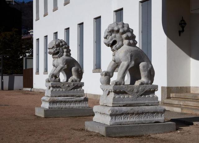 87년간 간송미술관 입구 지킨 청나라 석사자상 한쌍, 中으로 귀환