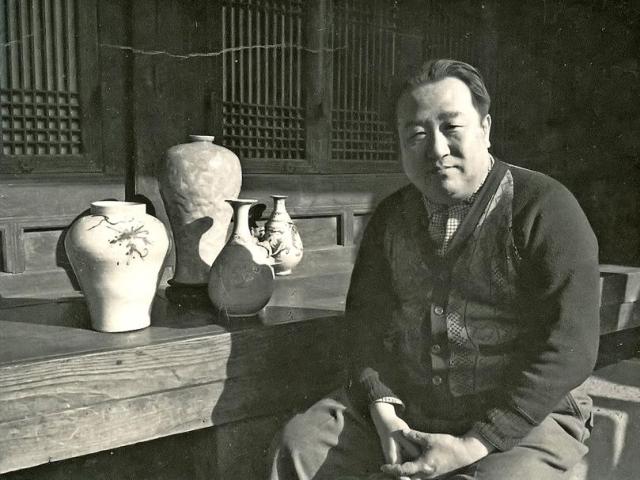 1960년 종로 간송생가 앞에 있는 간송 전형필 선생의 모습 사진국립중앙박물관 