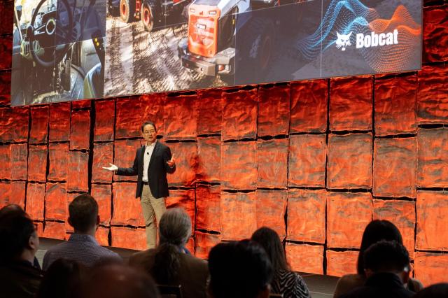 스캇 박 두산밥캣 대표가 5일미국 현지시간 CES 2026 미디어데이에서 차세대 건설장비기술에 대해 설명을 하고 있다jpg
