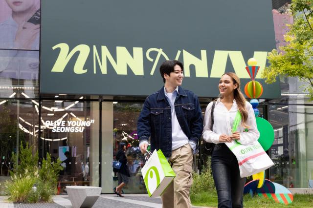 외국인 관광객이 올리브영N 성수 매장에서 쇼핑을 마치고 나오고 있다 사진CJ올리브영