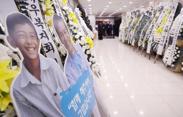 국민 배우 안성기가 5일 별세했다 향년 74세 안성기는 이날 오전 9시 별세했다 향년 74세 지난달 30일 자택에서 음식물이 목에 걸린 채 쓰러져 중환자실에서 의식불명 상태로 치료를 받아오다 6일 만에 세상을 떠났다  장례는 신영균예술문화재단과 한국영화배우협회 주관으로 영화인장으로 진행된다 명예장례위원장 신영균 배창호 감독 한국영화배우협회 이갑성 이사장 신영균예술문화재단 직무대행 신언식 한국영화인협회 양윤호 이사장 등 4인이 공동장례위원장을 맡아 장례를 진행한다  빈소는 서울성모병원 장례식장 31호실에 마련됐다 발인은 오는 9일 오전 6시 장지는 양평 별그리다이다사진사진공동취재단