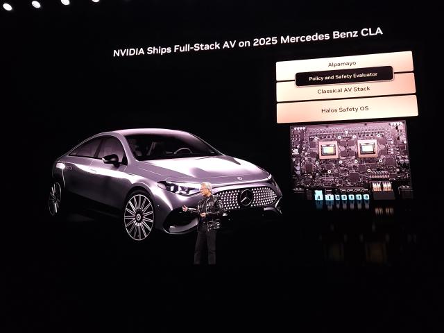 5일 미국 라스베이거스 소재 퐁텐블루 라이브 시어터에서 열린 ‘엔비디아 프레스 컨퍼런스’에서 젠슨 황 CEO가 엔비디아의 자율주행 기술 알파마요를 소개하고 있다 사진아주미디어그룹 CES 특별취재단