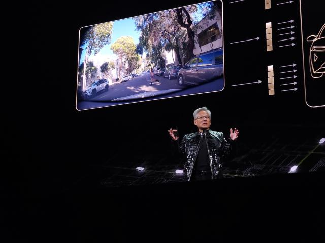 엔비디아 젠슨 황 CEO 최고경영자가 5일 현지시각 라스베이거스 퐁텐블루 블루라이브 씨어터에서 열린 엔비디아 프레스 컨퍼런스 중 기조연설을 하고 있다 사진아주미디어그룹 CES 특별 취재단
