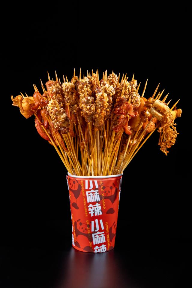 麻辣炸串席卷韩国MZ 引领街头美食风潮