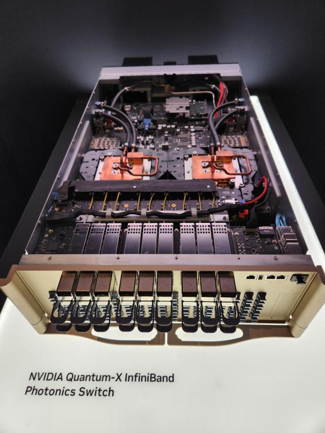 4일 현지시각 라스베이거스 퐁텐블루 호텔에서 열린 엔비디아 쇼케이스 행사에서 2026년 출시 예정인 베라 루빈 AI칩 플랫폼 엔비디아 퀀텀-X 인피니밴드 포토닉스 스위치 부품이 전시되어 있다  사진아주미디어그룹 CES 특별 취재단