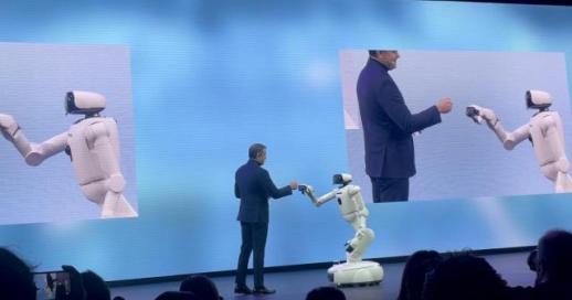 [CES 2026] "물 건네고 주먹 인사, 빨래 접기까지"… LG 클로이드 행동하는 AI 현실로