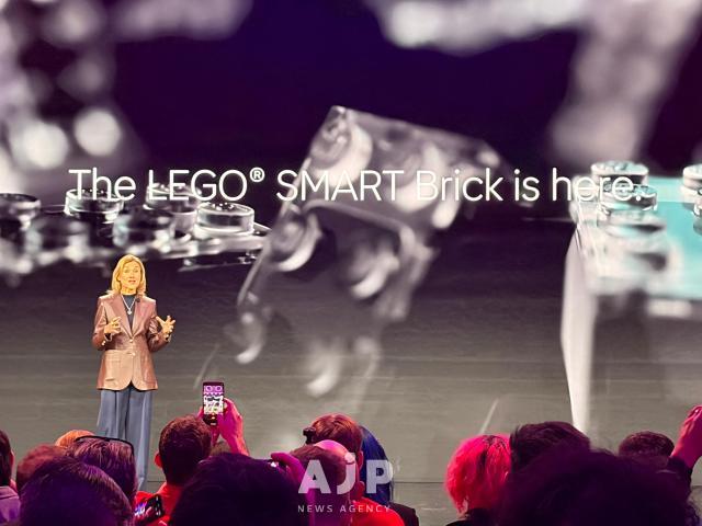 Julia Goldin Lego Group’s chief product and marketing officer gives a media presentation of the firms Smart Bricks Starwars Lego series at the Mandalay Bay Convention Center in Las Vegas Jan 5 2026 Aju News Corporation Special Jointed Corps