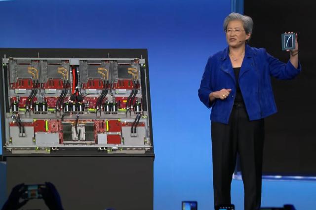 AMD 리사 수 CEO 최고경영자가 5일 현지시각 라스베이거스 베니치안 호텔에서 열린 컨퍼런스 중 차세대 AI 슈퍼 컴퓨팅 플랫폼 헬리오스의 프로세서를 선보이고 있다 사진AMD 제공