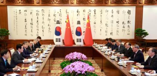 李在明同中国国务院总理李强举行会谈