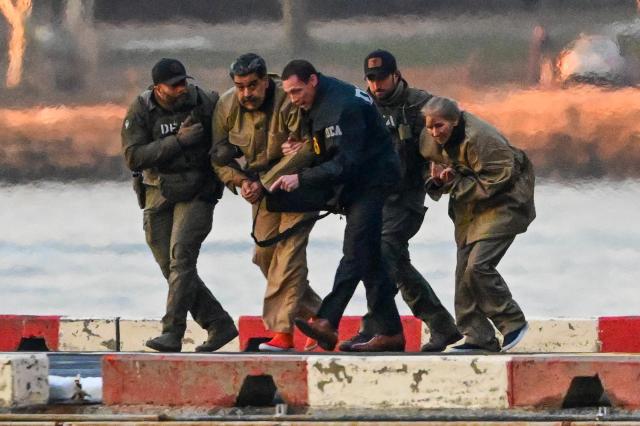 5일현지시간 미국 뉴욕에서 체포된 니콜라스 마두로 베네수엘라 대통령과 부인 실리아 플로레스가 뉴욕 연방 법원 출석을 위해 월스트리트 헬리포트에 도착했다 사진EPA연합뉴스