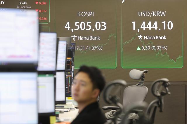[포토] 코스피 장중 상승 전환해 사상 처음 4,500선 돌파