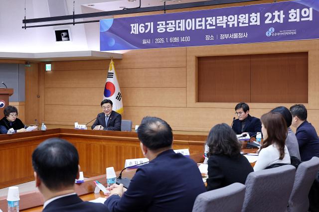 윤호중 행정안전부 장관이 6일 오후 정부서울청사 별관 국제회의장에서 열린 제6기 공공데이터전략위원회 2차 회의에서 모두 발언을 하고 있다 사진행정안전부